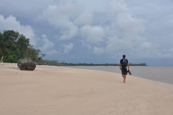 Caminhando na praia de  Yalimapo, região de Mana, na Guiana Francesa, fronteira com Suriname